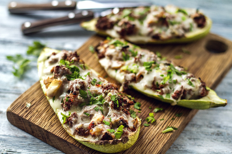 Кабачки «Вояж, вояж», фаршированные мясом, сыром и томатами