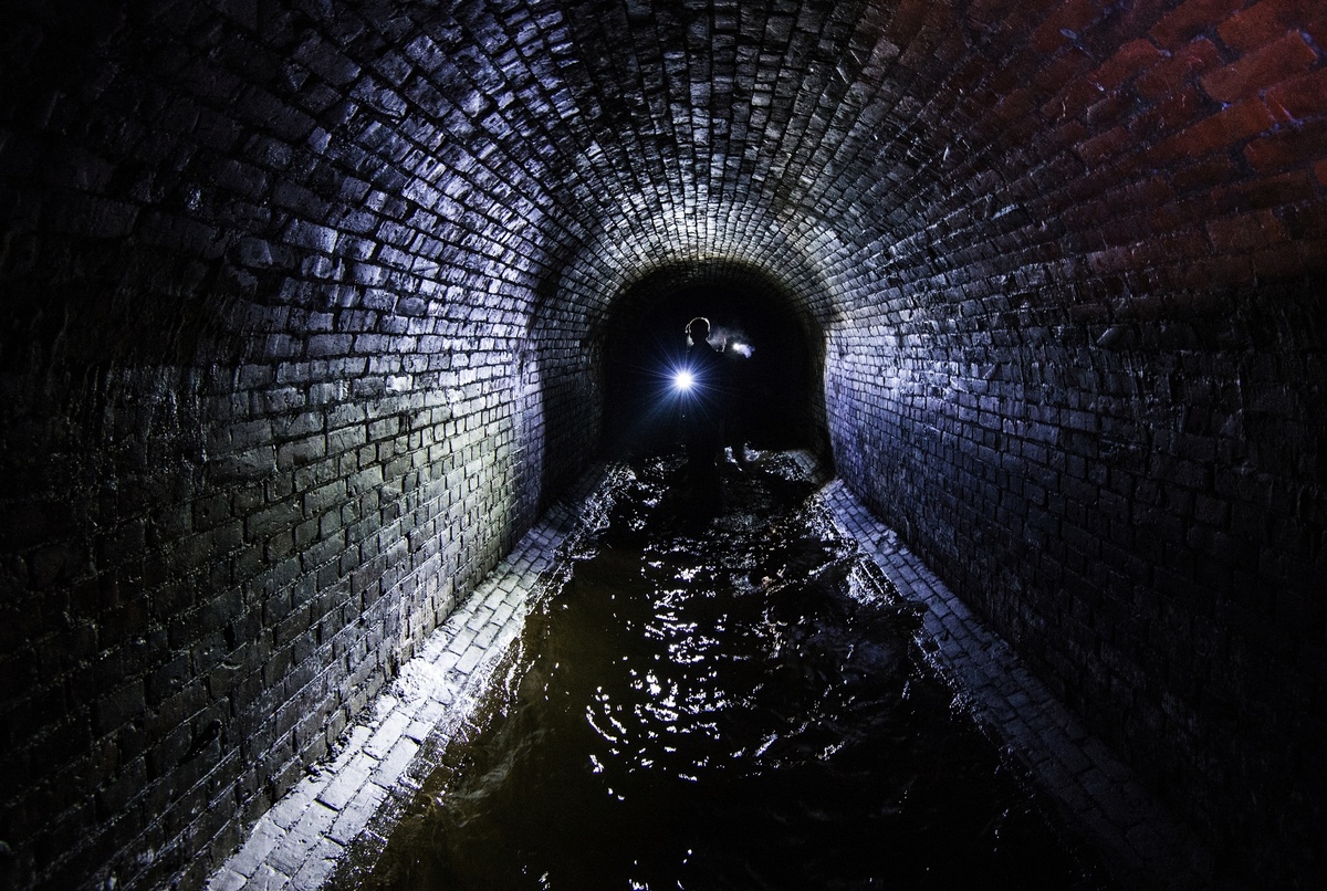    Посетители осматривают коллектор реки Неглинки во время подземной пешеходной экскурсии в рамках образовательного проекта «Москва глазами инженера» в Москве.   
Фото: Илья Питалев / РИА Новости