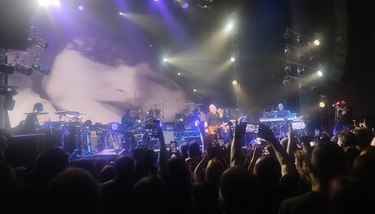 Исполняется "Опиум для никого" с легендарным клипом на фоне. Пусть и в усечëнном варианте