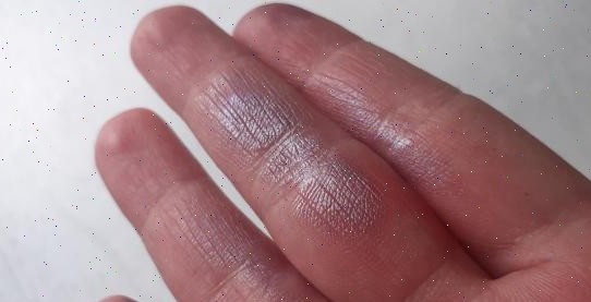 А вот что бывает, если пользоваться покупными красителями... В качестве эксперимента попробовала сделать яйца серебряными, и вот...