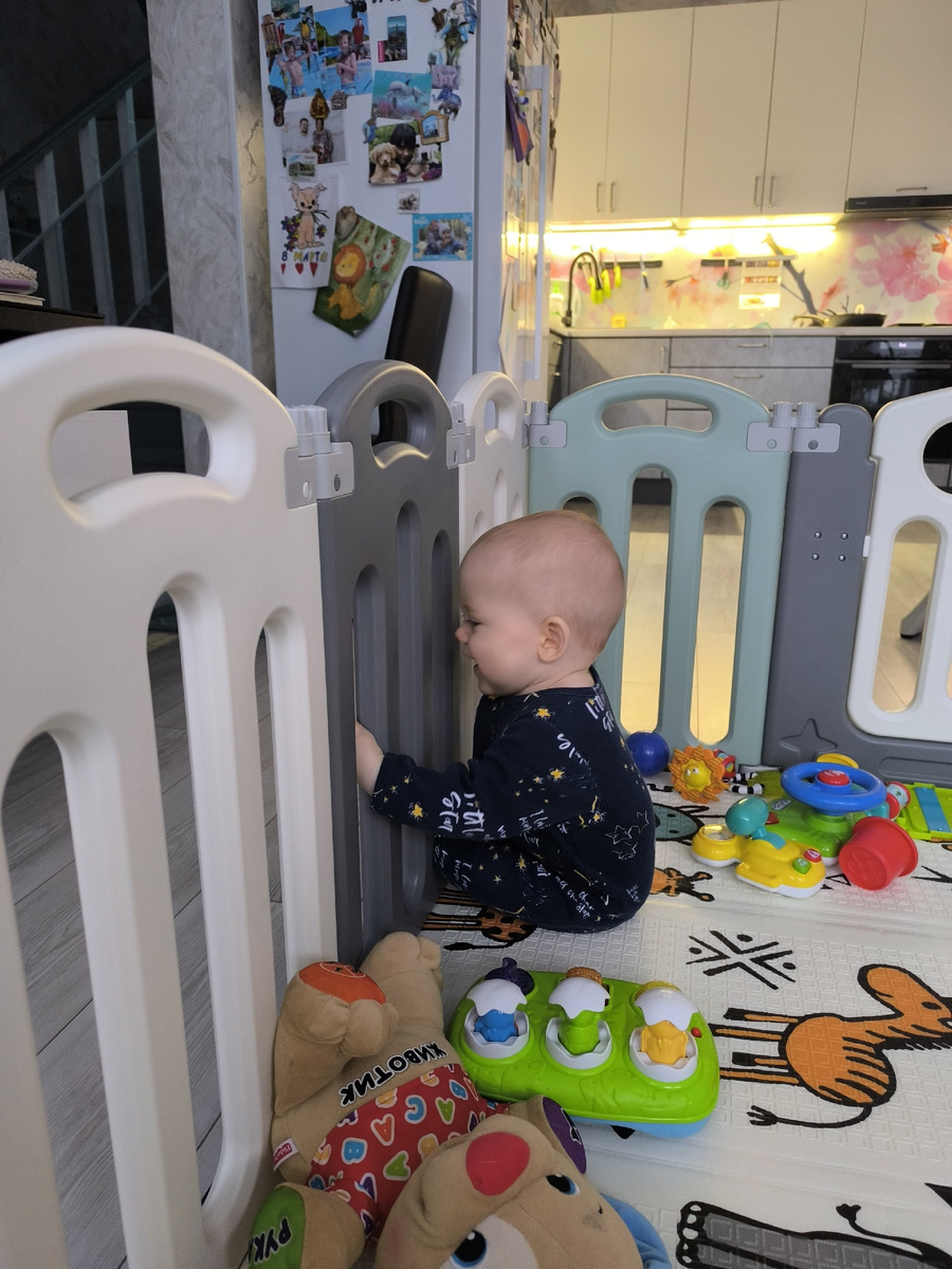 Сел и высунул ногу наружу.