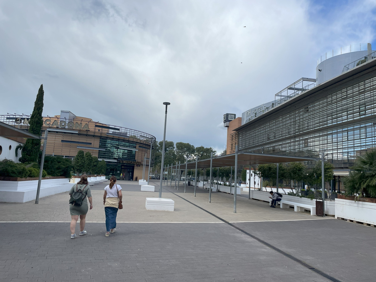 Пройти это пространство и повернуть направо на улицу после Меркадоны