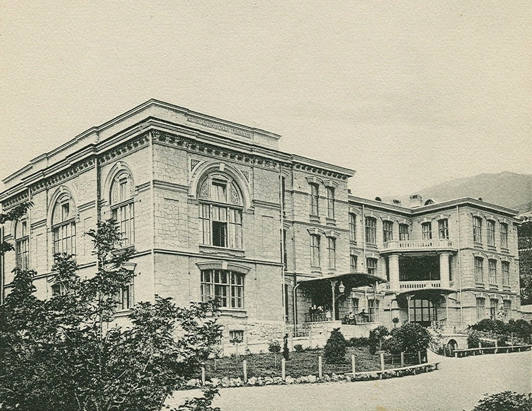 Ялтинская мужская Александровская гимназия. Архивное фото.