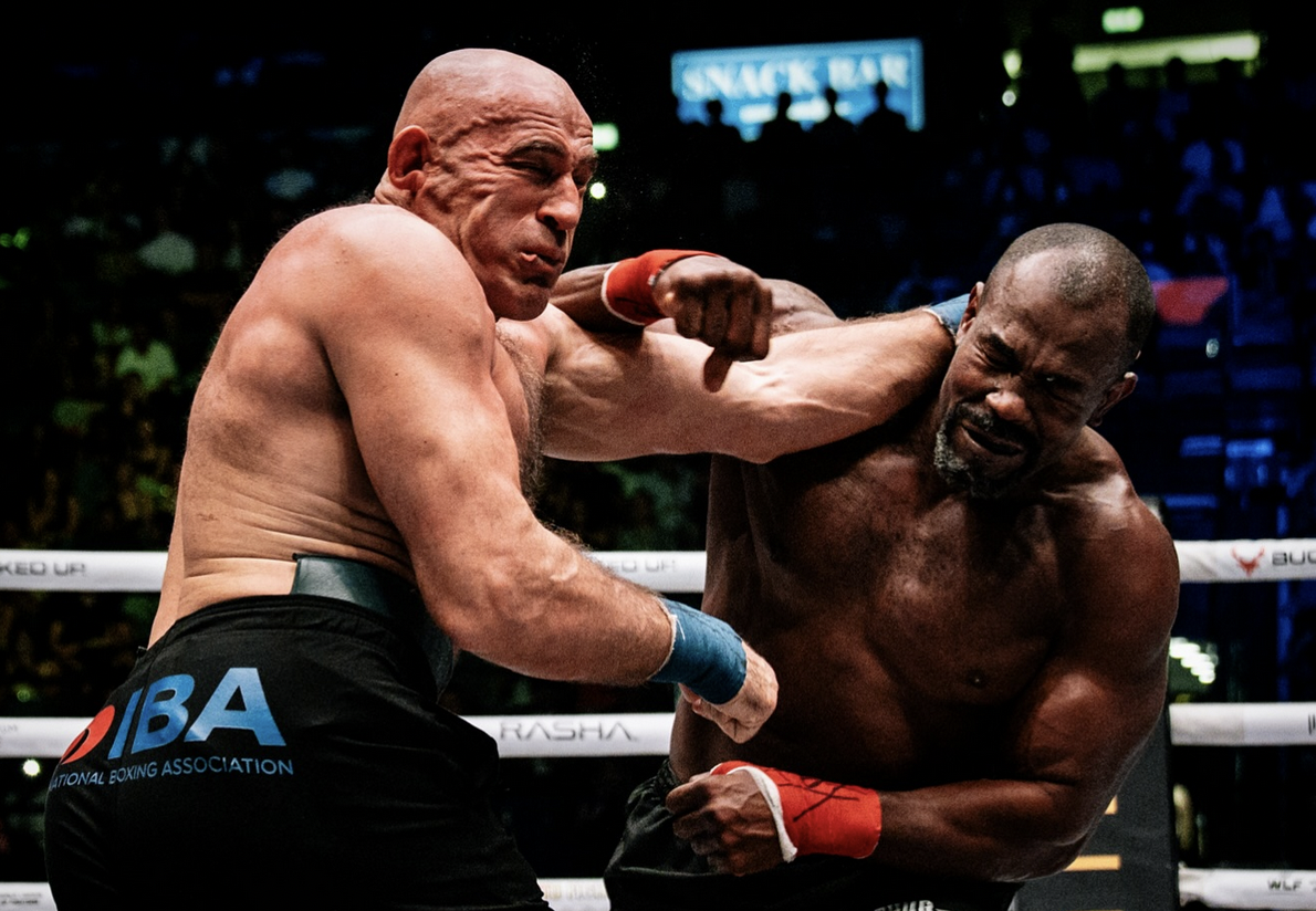 4 апреля 2025-го. Жеронимо дос Сантос (ака Мондрагон) посылает Алексея Олейника в глухой нокаут