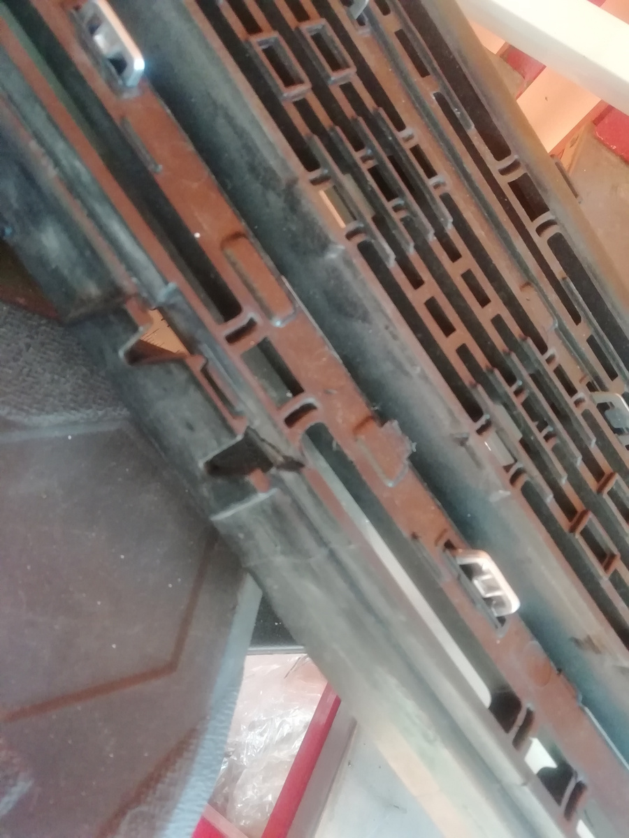 На фото виден разрыв материала (РМ сокращение). 