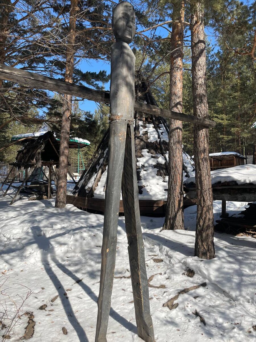 Рядом с Чичипканом было и описание того, как его изготовляют: берут бревно лиственницы или сосны длиной около 3-х метров, на одном конце вырезают человеческое лицо. В метре от "лица" бревно перетягивали прутьями или кожаным ремнём, с другой стороны раскалывали надвое, расщеплённые концы разводили в строны на 70-80 см. Чтобы они не сходились, между ними ставили распорку. 