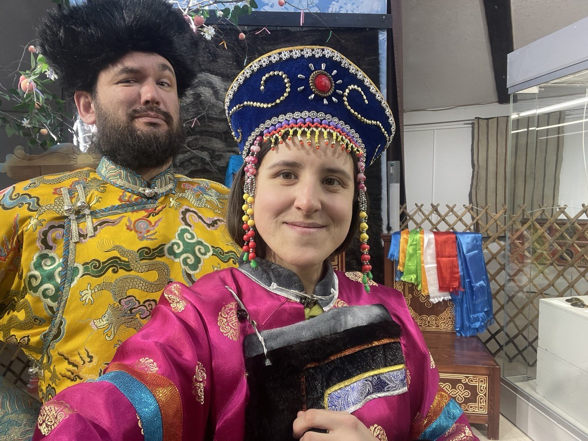 Бурятские национальные костюмы можно примерить в юрте Этнографического музея.