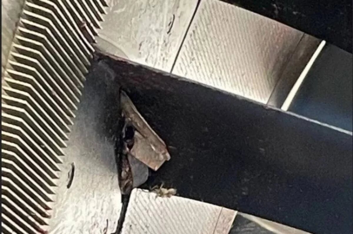    Двигатель сильно повреждён.