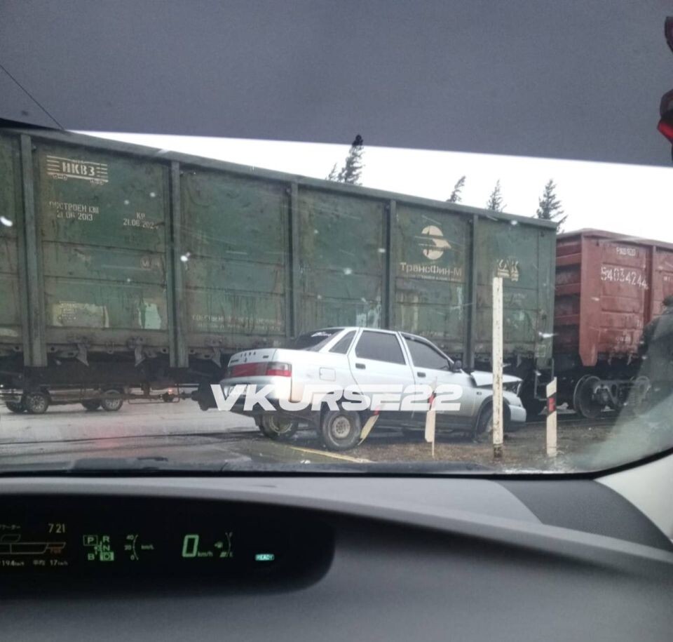    Легковушка попала под поезд в Барнауле. Источник: "В курсе 22"