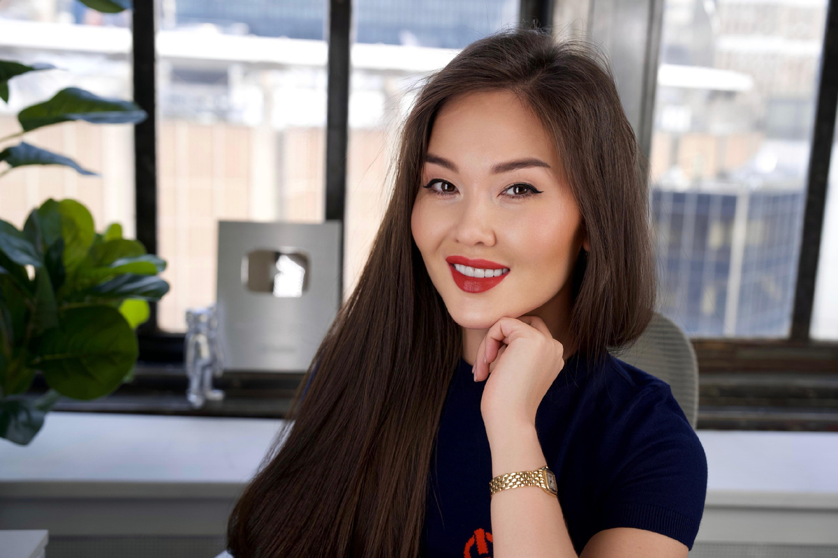 Иммиграционный юрист в США - Айя Балтабаек у себя в офисе в Нью-Йорке