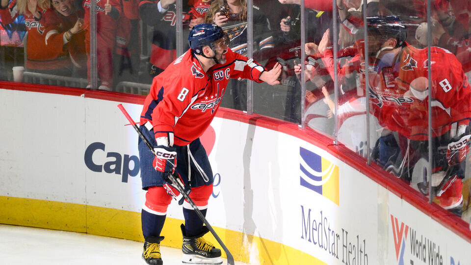     Американский фанат Овечкина пришел на матч "Вашингтона" в свитере "Динамо" Nick Wass/AP/TASS