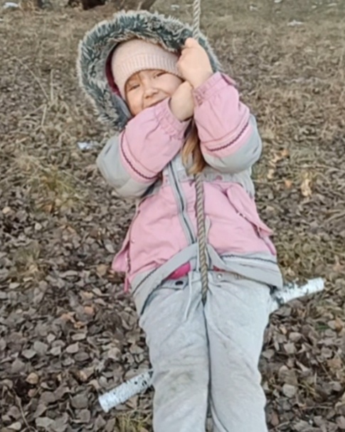 Мы все ещё в зимних куртках временами гуляем