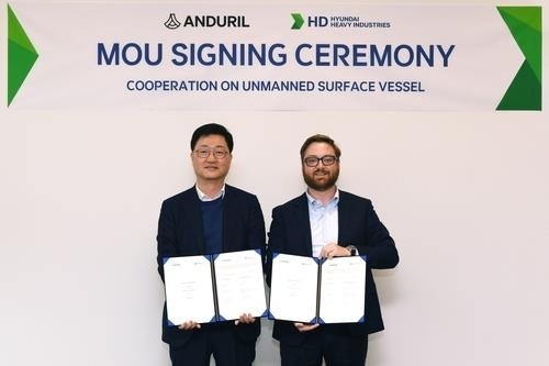 Чжу Вон Хо, глава подразделения специальных судов в HD Hyundai Heavy Industries Co., и Брайан Шимпф, соучредитель и генеральный директор Anduril Industries, на недавней церемонии подписания меморандума о взаимопонимании между компаниями. (HD Hyundai Co.)