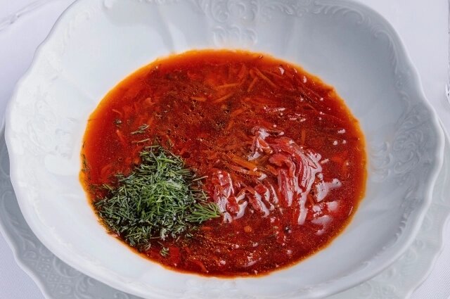    Борщ по-московски. Фото: Гранд кафе «Dr. Живаго»