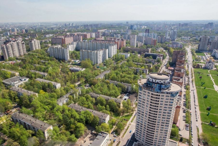 Собственно, Черёмушки - район как район)). И ничего такого далёкого и страшного для великой художницы.