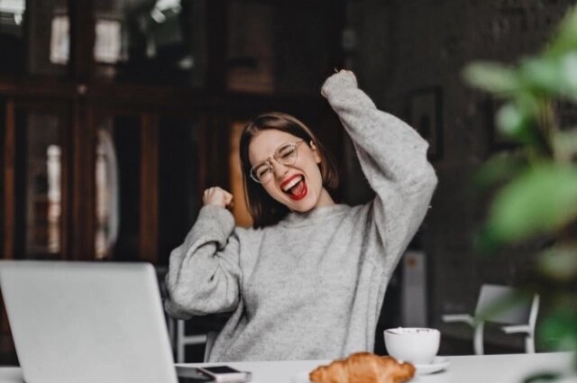    Чтобы перекрыть негативные эмоции, человек стремится увеличить дозу дофамина. Фото: ru.freepik.com/ lookstudio