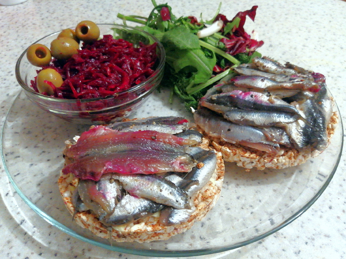 Фото автора канала. Хамса, гречневые хлебцы, зелень, оливки, свёкла.