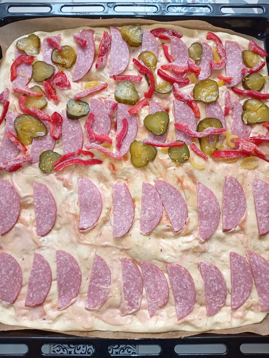 Сын такую начинку не одобряет. Ему просто колбаску.