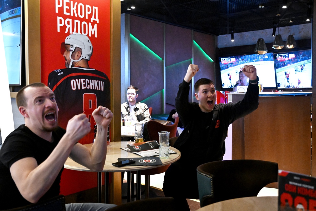   Болельщики во время трансляции матча в московском баре радуются забитой игроком ХК "Вашингтон Кэпиталз" Александром Овечкиным шайбе./Пелагия Тихонова/ РИА Новости