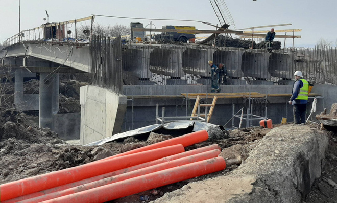 Новый мост уже виден, но взойти на него нельзя