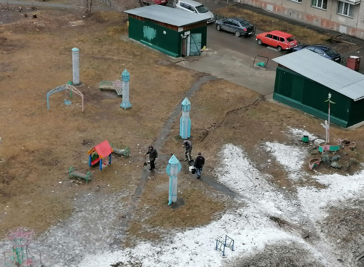 Вид из другого окна на погреб. Видно мужчины взялись отвести воду с погреба