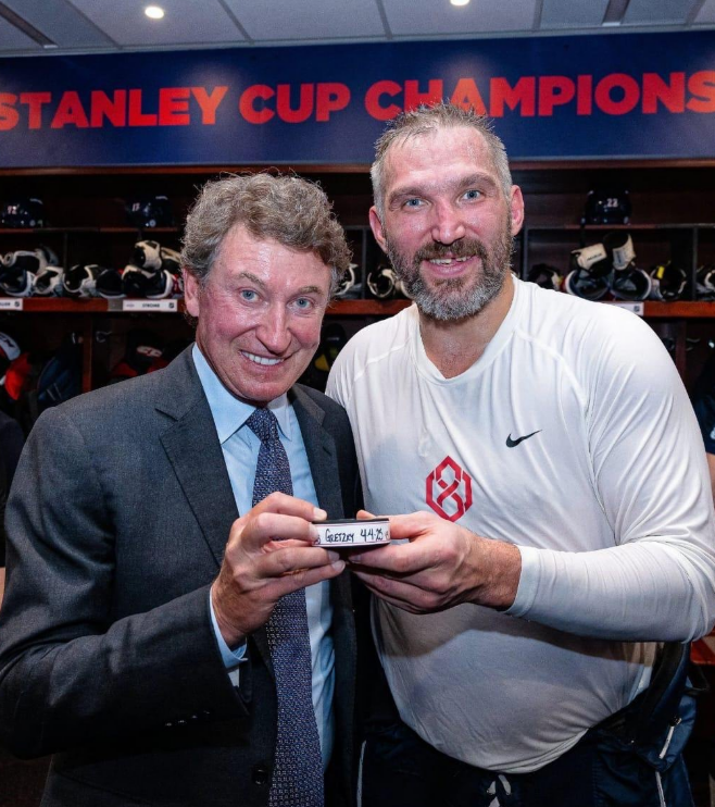 Александр Овечкин и Уэйн Гретцки в победной раздевалке "Вашингтона". Фото: НХЛ