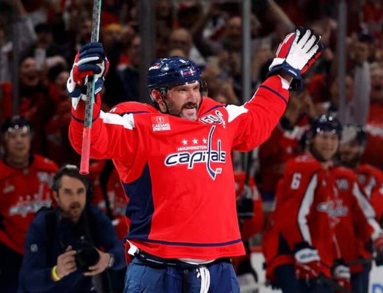    Александр Овечкин празднует повторение рекорда канадца Уэйна ГретцкиСоцсети
