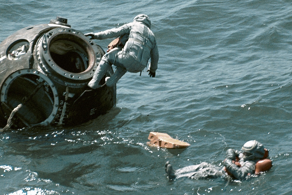    Космонавты Василий Лазарев и Олег Макаров тренируются в Черном море. / Александр Моклецов/РИА Новости