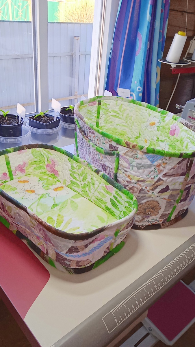 Две овальные корзинки, высокая и низкая.  Ширина и длина одинаковые 18×33 см. Высота 18 и 8,5 см