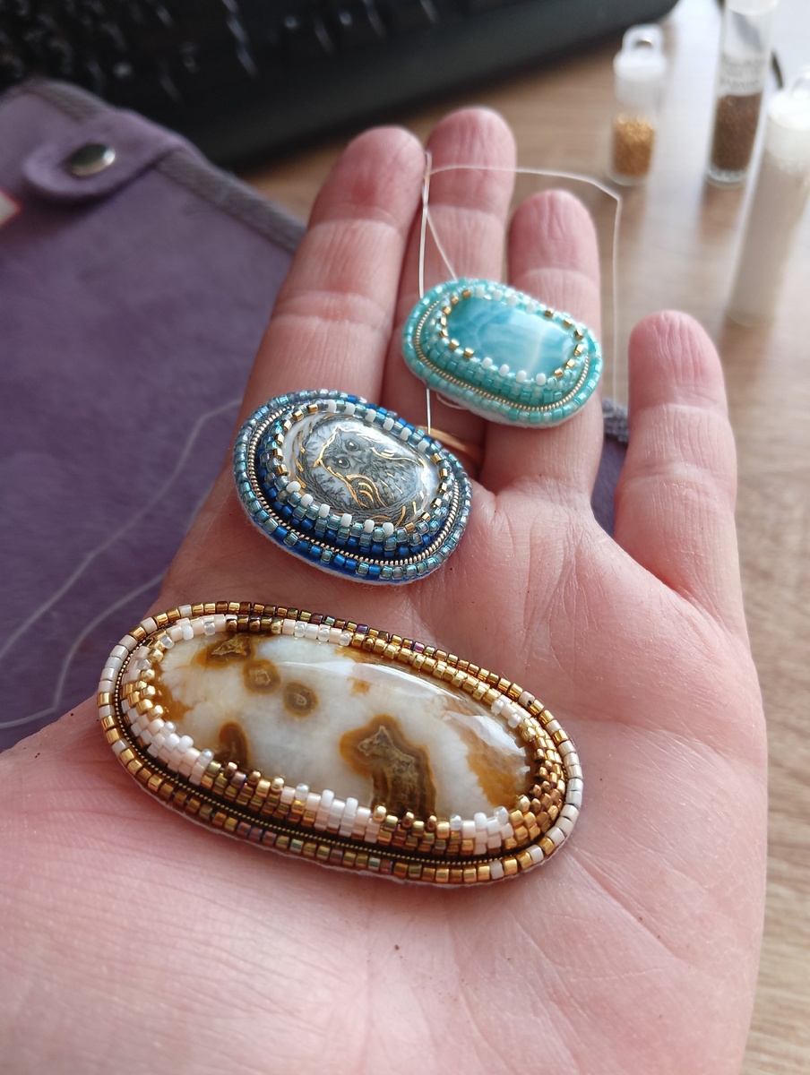 Цвет бисера продолжает цвет рисунка на камне 🔥