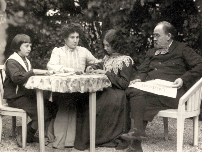 Золя с любовницей Жанной, сыном Жаком и дочкой Денизой. 2 апреля исполнилось 185 лет со дня рождения писателя.