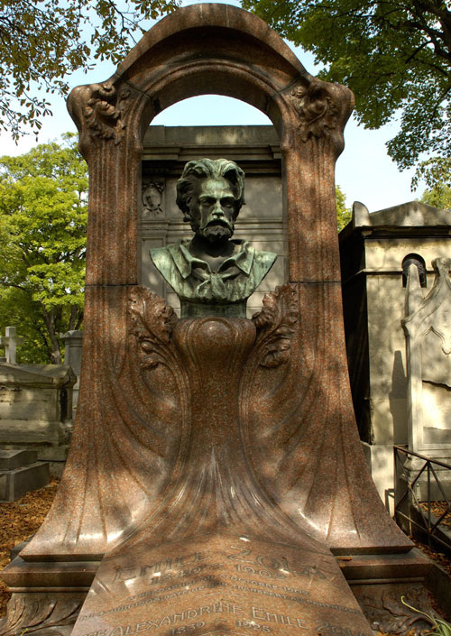 Кенотаф на месте могилы на кладбище Монмартр. 4 июня 1908 г. ее переместили в Пантеон 