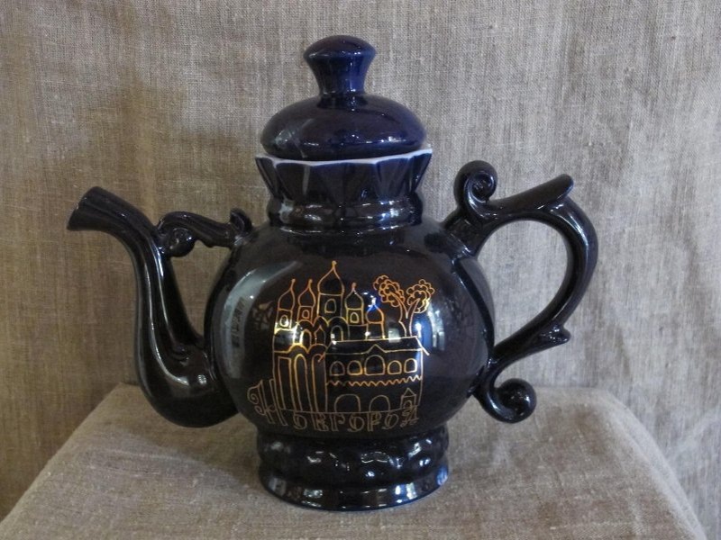 Чайник с крышкой  21,3 см. "Новгородский". 1980-е. Фарфор, крытьё, золочение. Федеральное государственное бюджетное учреждение культуры "Новгородский государственный объединенный музей-заповедник". Листайте галеоею вправо.