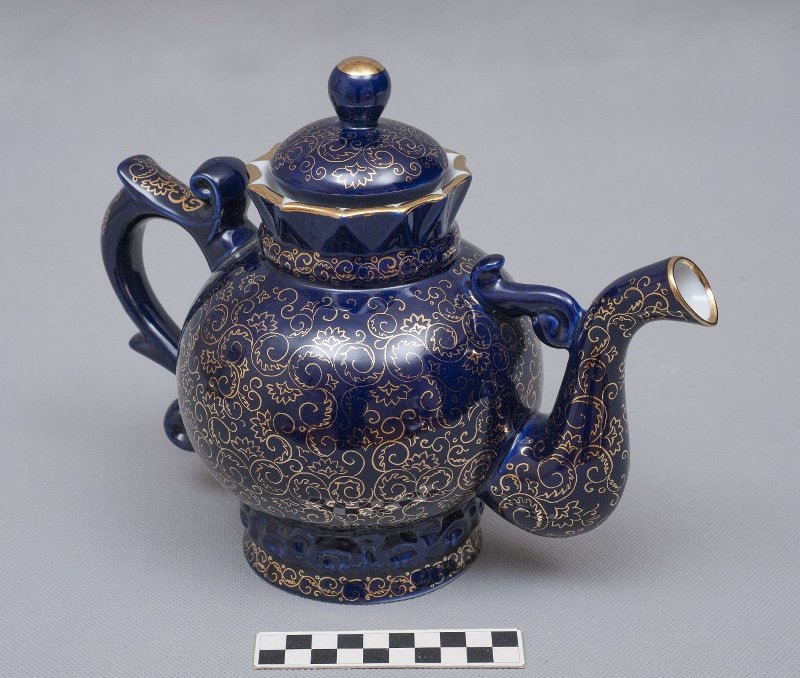 Чайник с крышкой  21,8 см. "Новгородский". 1970-е. Фарфор, крытьё, золочение, роспись. Федеральное государственное бюджетное учреждение культуры "Новгородский государственный объединенный музей-заповедник"