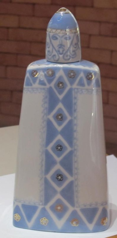 Штоф 25,0 см. из набора для воды "Богатырь". 1970-е. Автор формы Гаврилова Т.А., автор росписи Смоляр В.В. Государственное бюджетное учреждение культуры и искусства "Государственный музей художественной культуры Новгородской земли". Листайте галеоею вправо.