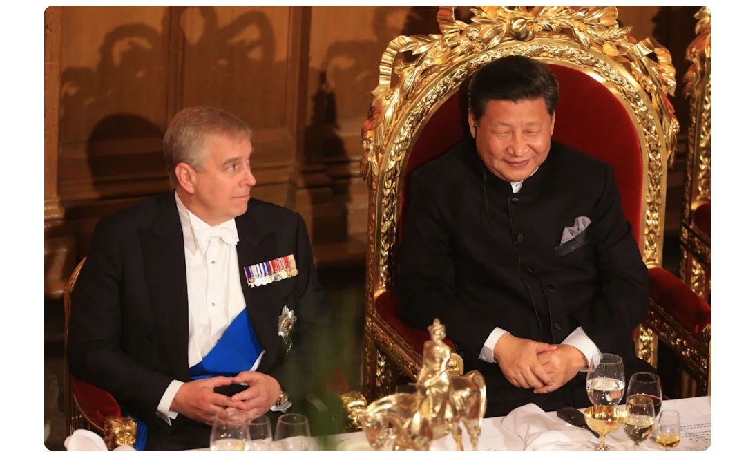 Си Цзиньпин, председатель КНР, сидит рядом с герцогом Йоркским на банкете в Лондоне в 2015 году 