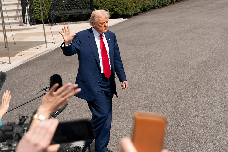    «Если Трамп от кого-то отворачивается, какие-то пошлины выбивает, говорит, что не будет снабжать, — это все от лукавого».   
Фото: © Chris Kleponis / Keystone Press Agency / www.globallookpress.com