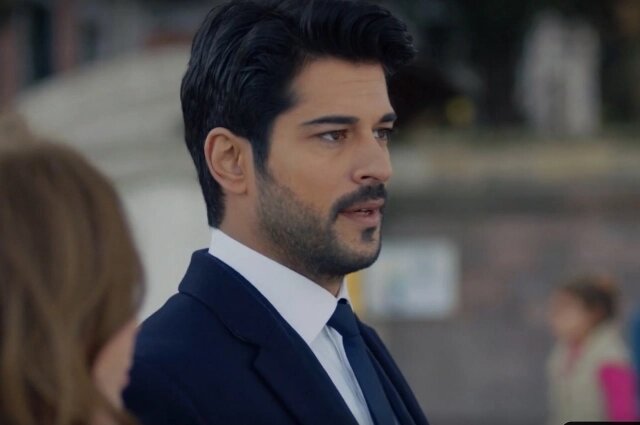    В конце сериала "Чёрная любовь" герой Озчивита подрывается на мине. Фото: Скриншот