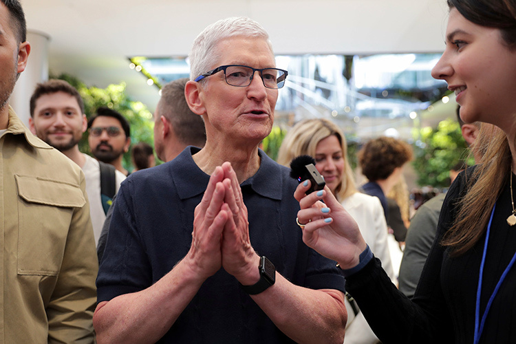    Главный исполнительный директор Apple Тим Кук продал акции компании на $24 миллионов. Их он получил в рамках программы мотивации, начавшейся в 2020 году.   
Фото: © Giada Papini Rampelotto / EuropaNe / EuropaNewswire / www.globallookpress.com