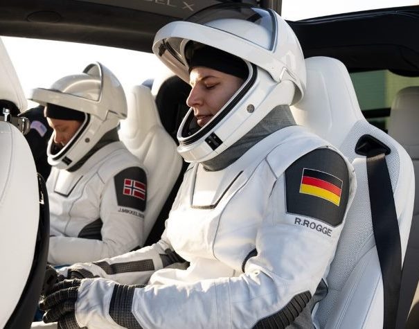 Рогге на борту Фрам-2. За ней - Яннике Микельсен.