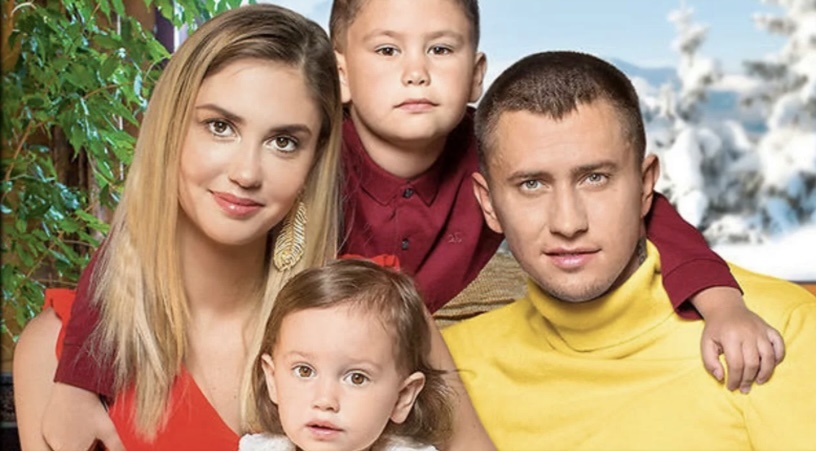На фото: Павел Прилучный с бывшей женой Агата Муцениеце и с детьми 