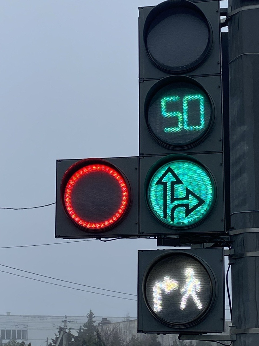 Представьте себе город без светофоров. Хаос, бесконечные пробки, нервные водители и растерянные пешеходы.                                                                                                                          Но благодаря этим скромным устройствам с тремя разноцветными глазами движение становится упорядоченным, а наша жизнь — спокойнее.