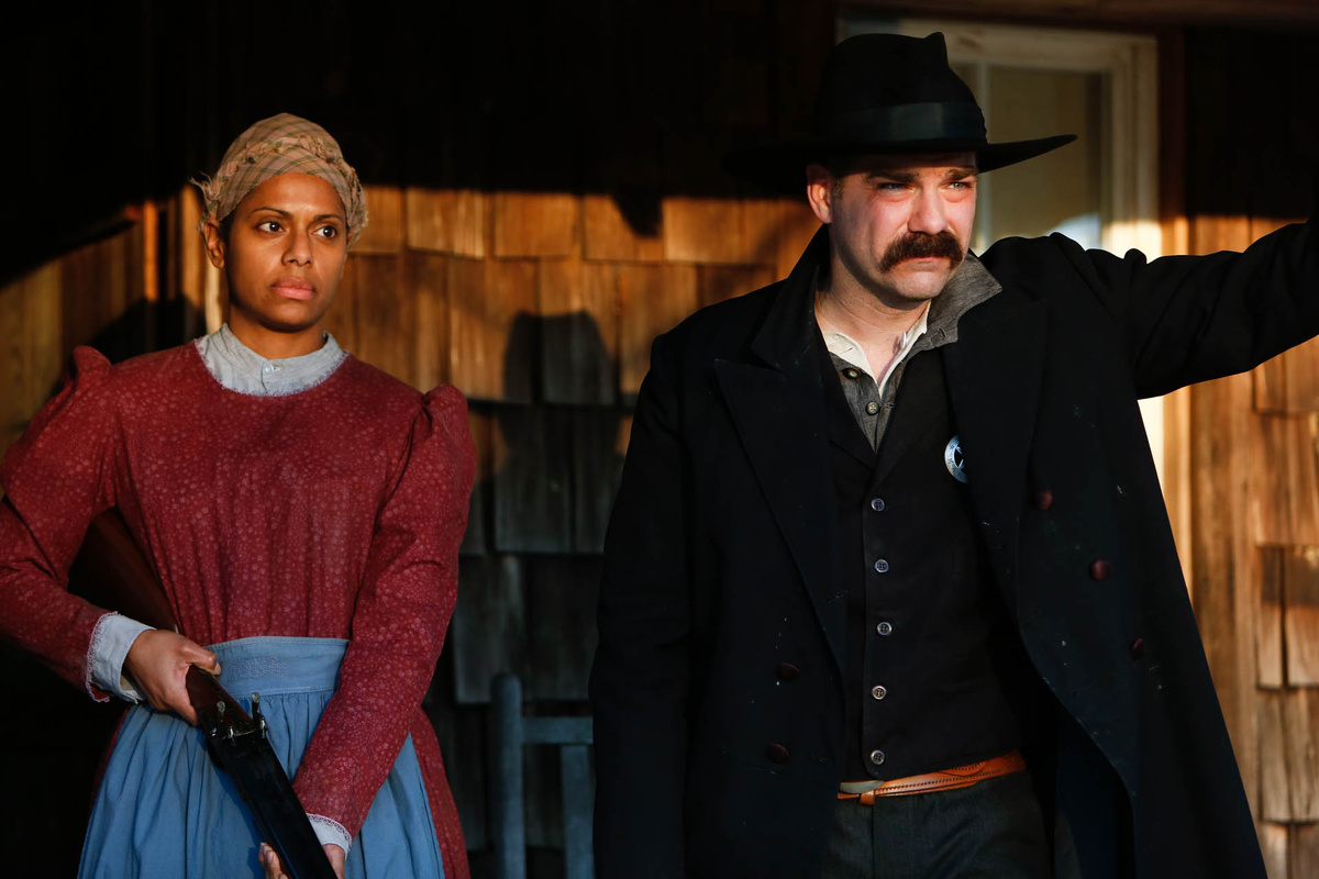 Служанка и ее болеющий господин решили помочь трем путникам