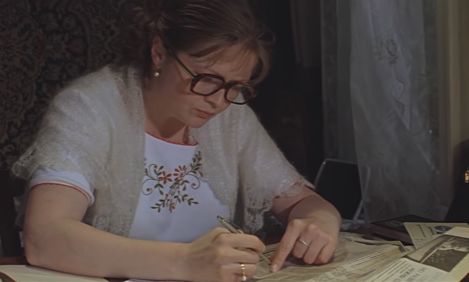 Кадр из фильма "Одиноким предоставляется общежитие"