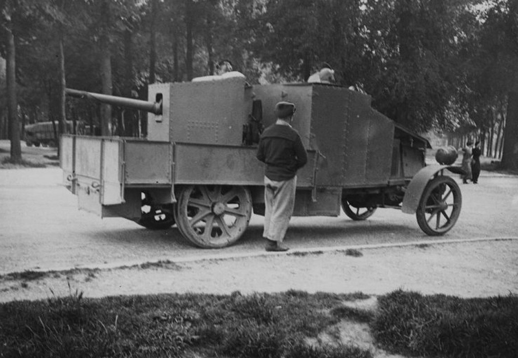 47-мм морская пушка Hotchkiss на шасси Renault EP, 1915 год. Один из первых примеров использования французами 47-мм пушек на самоходном шасси.