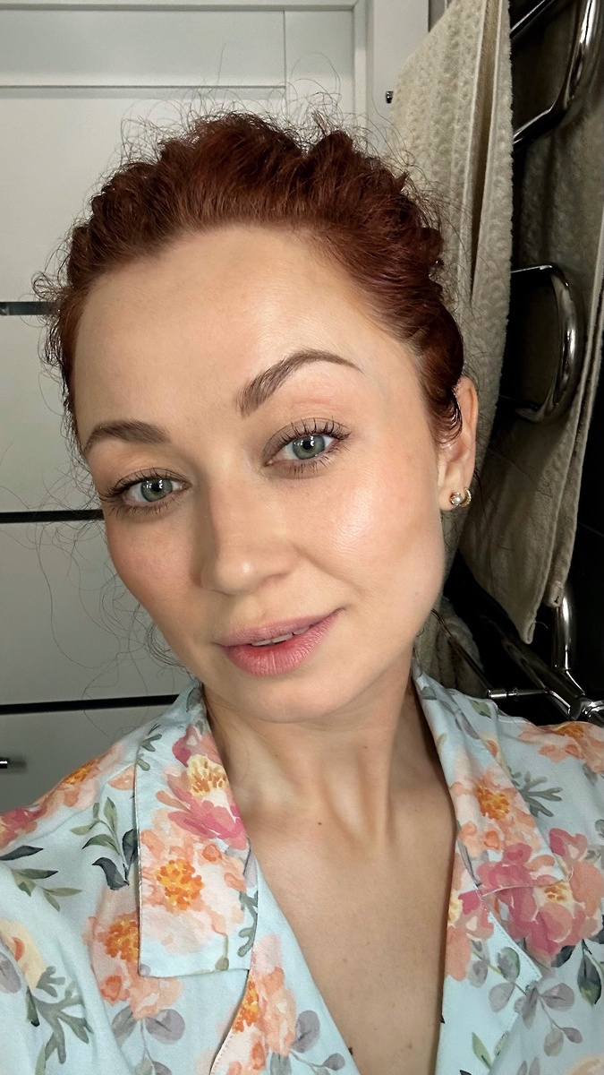 А если к легкому макияжу добавить еще классную, подобранную со вкусом одежду и хорошее настроение, то получаем именно то, к чему мне кажется нужно всегда стремиться — ухоженность, легкость, гармония и общее приятное впечатление. 