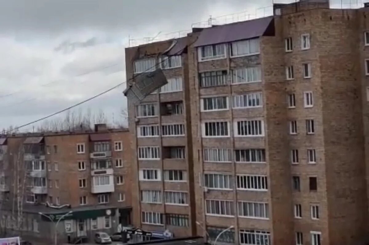    Ветер срывает крыши.