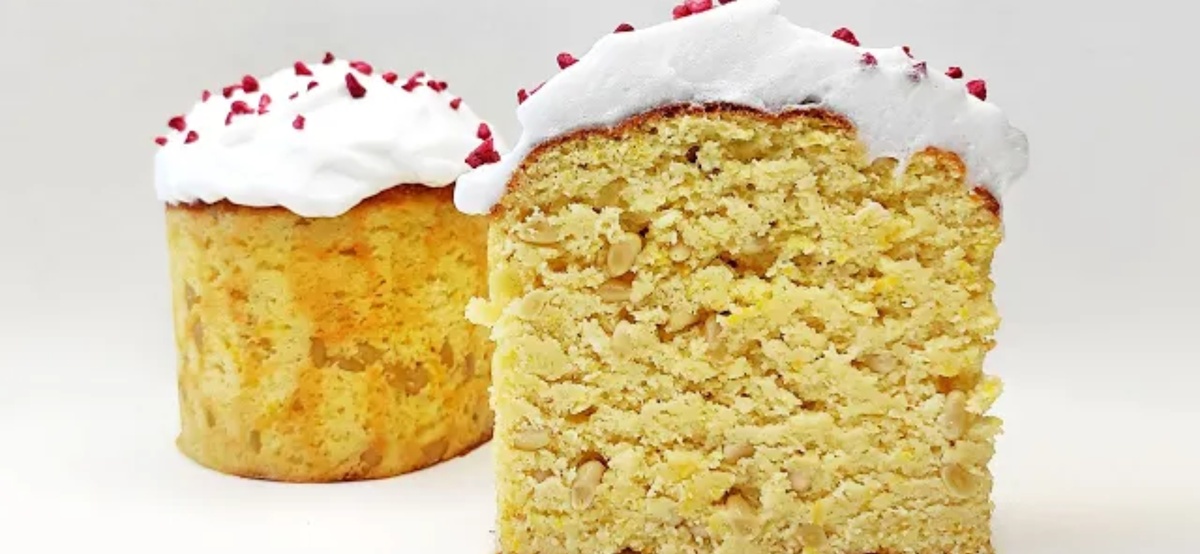 Присыпать верх сублимированными ягодами или орешками