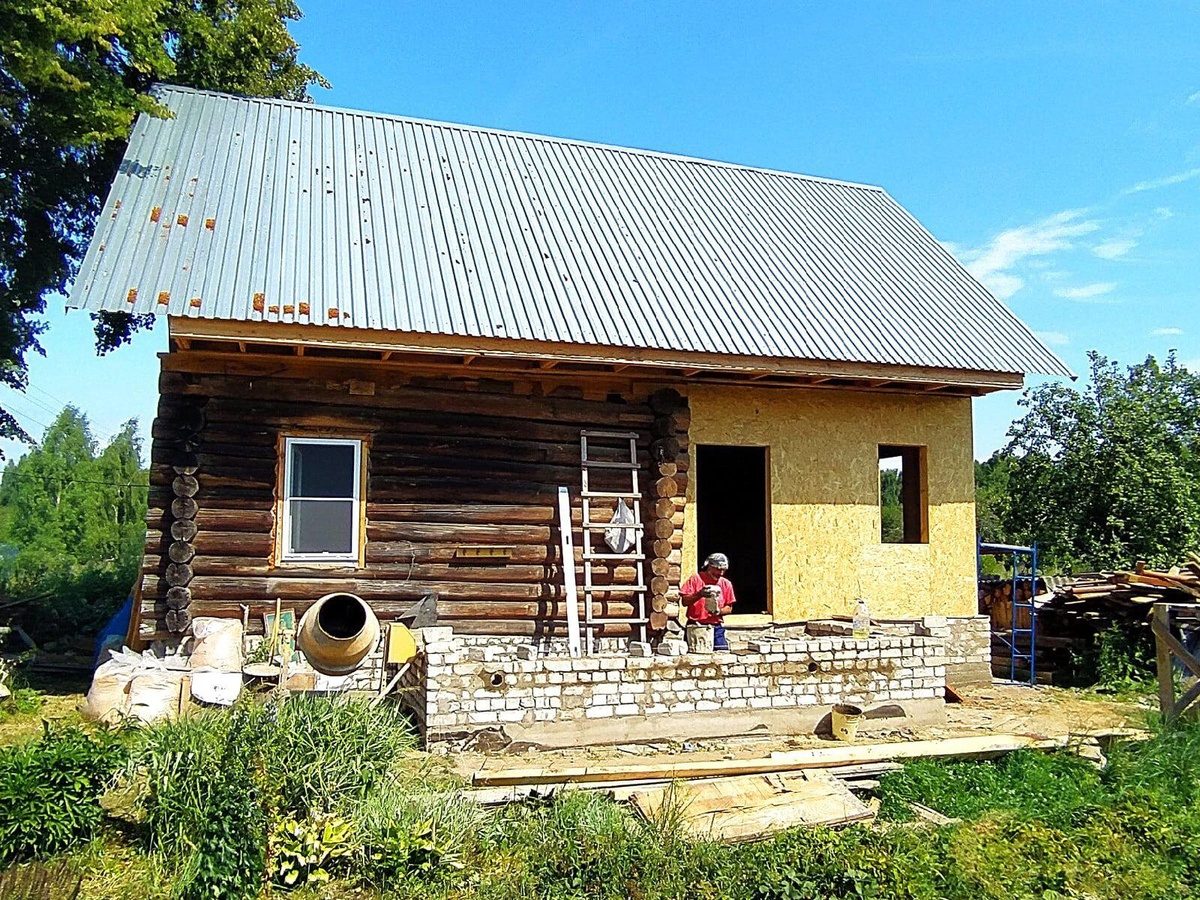 На фото идёт строительство крылечка. 