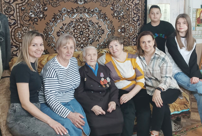 Накануне Дня рождения. Любящие родственники (слева направо): внучка Юля и дочь Надежда; юбиляр Галина Александровна, сноха Надежда, внучка Татьяна, правнук Михаил и правнучка Варвара